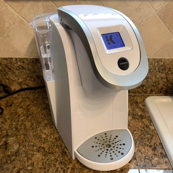 RARE Keurig White K200 2.0 K-Cup Coffee Maker *CLEANED* - Picture 1 of 12